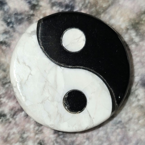 Magnesite/Black Agate Yin Yang - Picture 2 of 2